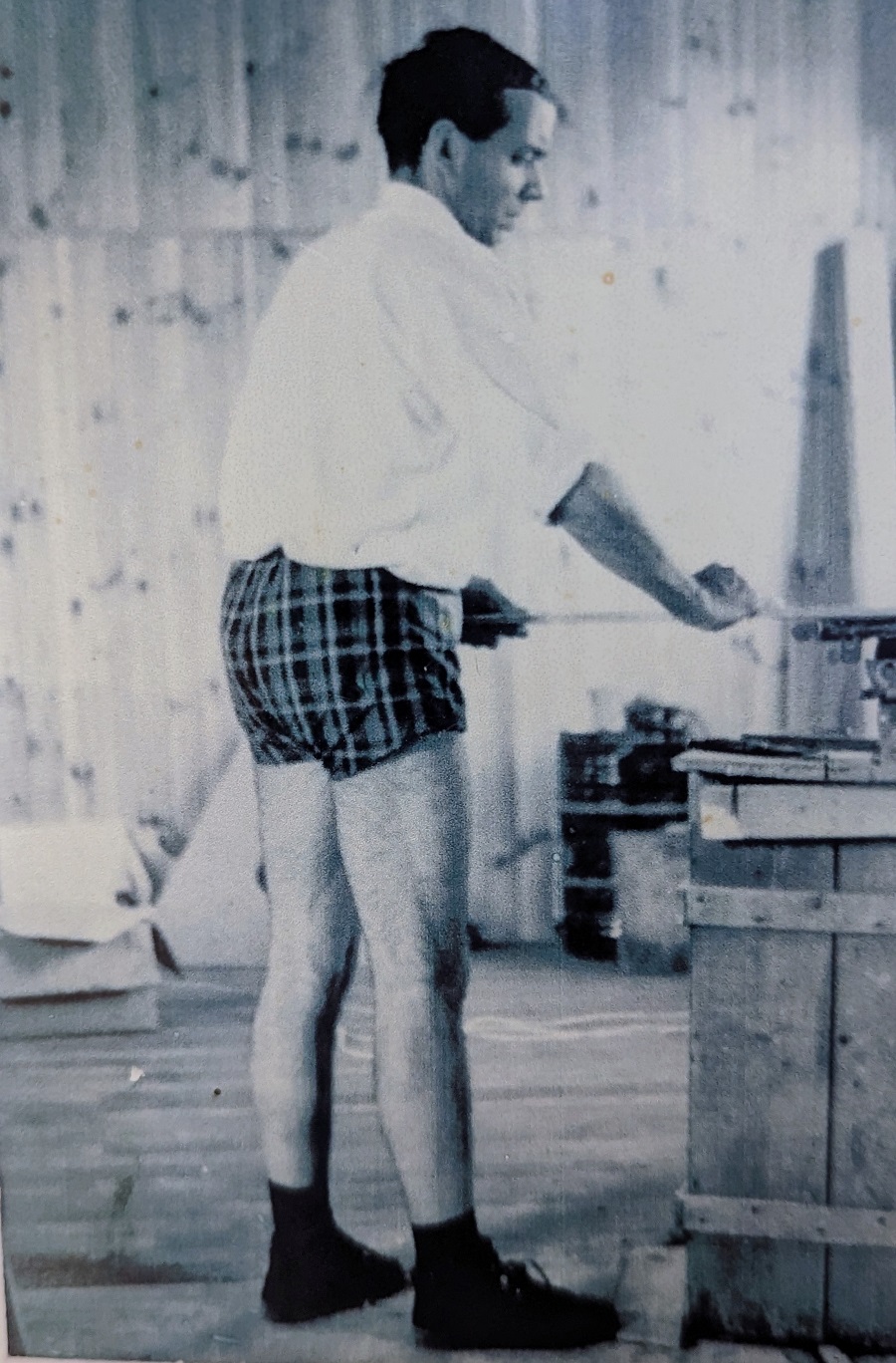 Pierre fait les travaux lors du remontage du batiment en 1970