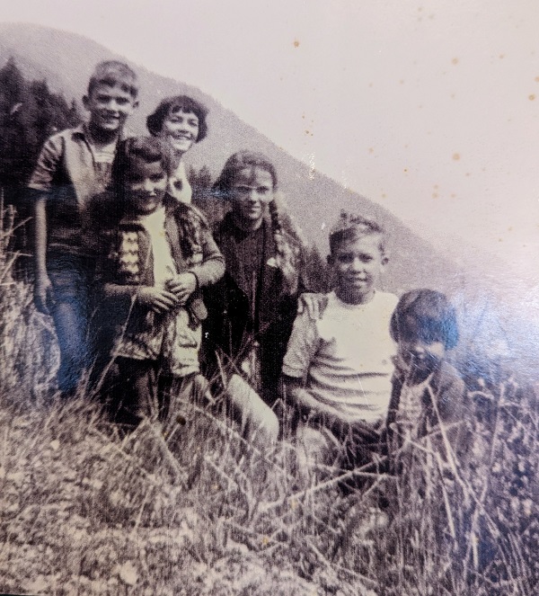 Photo des 6 enfants de Pierre et Evelyn dans les montagnes suisses