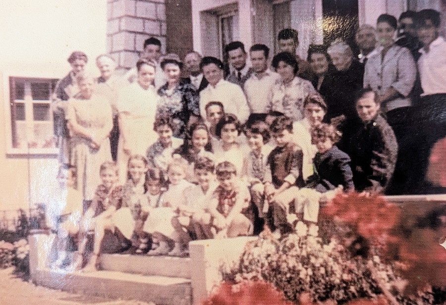 Photo prise après un culte devant la première église au 36 Boulevard Jean mermoz à Soissons